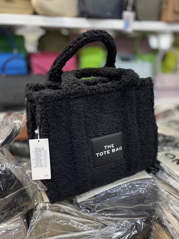 Пухена дамска чанта в черно The tote bag