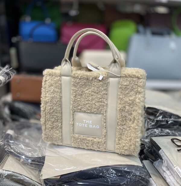 Пухена мини дамска чанта в бежово - The tote bag